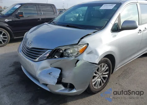 2013 Toyota Sienna Xle V6 8 Passenger z USA, uszkodzony, nr VIN 5TDYK3DC2DS334536